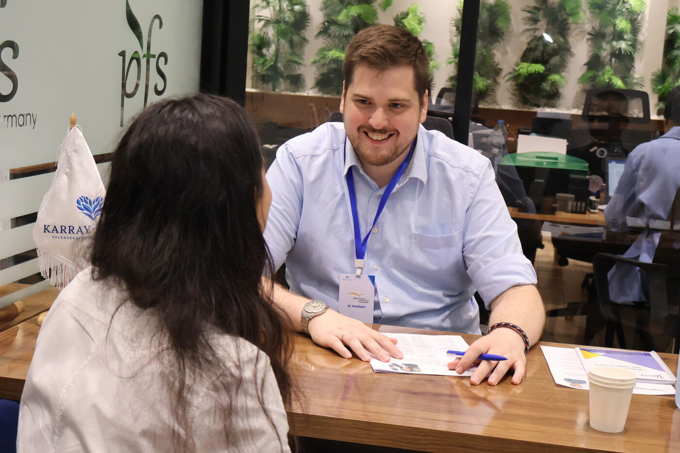 Weiteres Interview zwischen deutschem Klinikvertreter und tunesischer Pflegefachkraft bei den Karray Recruiting Days