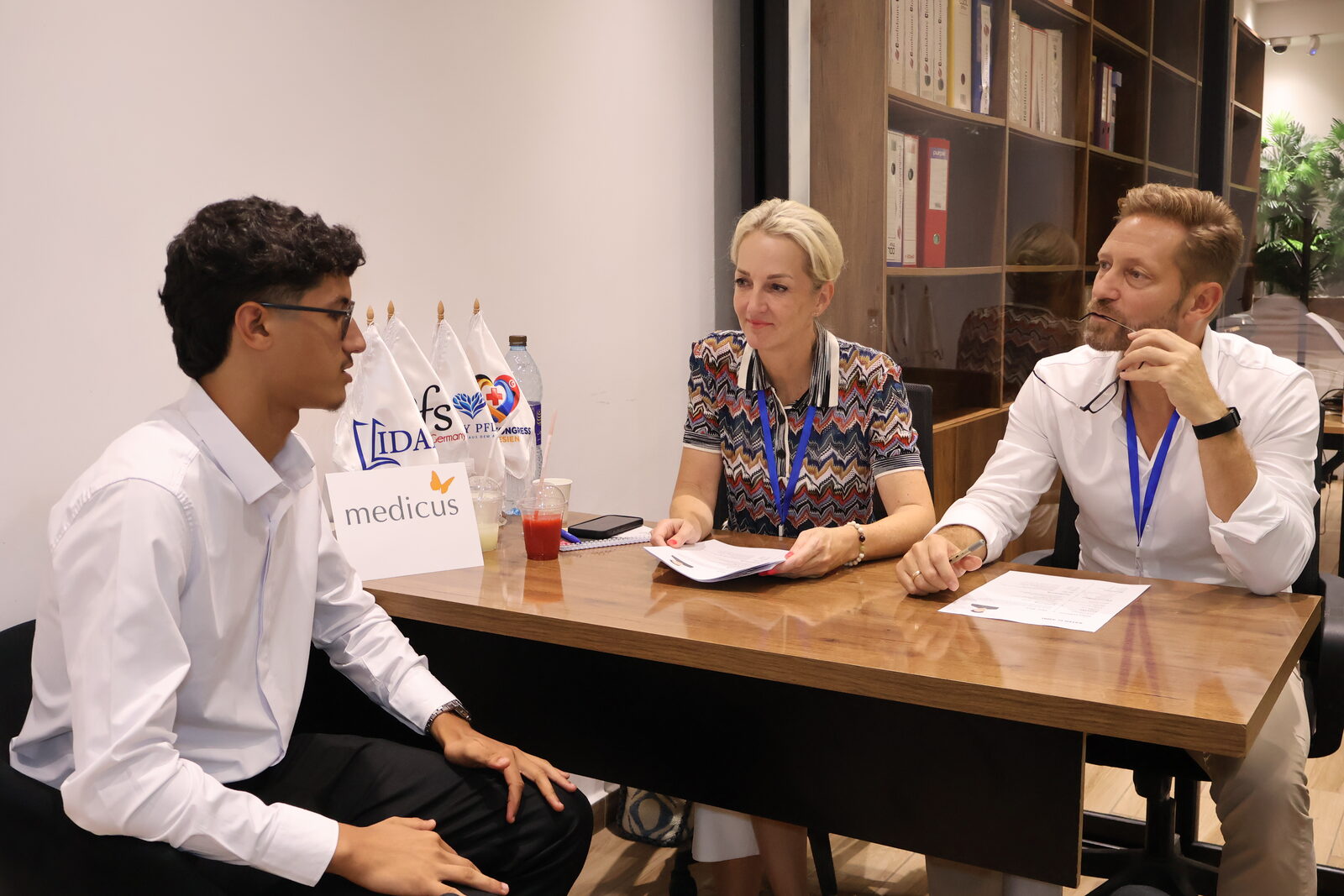 Auswahlgespr&auml;ch bei den Karray Recruiting Days &ndash; deutsche Klinik-Vertreter im pers&ouml;nlichen Gespr&auml;ch mit vorqualifizierten Kandidaten im IDAF-Sprachzentrum Tunis